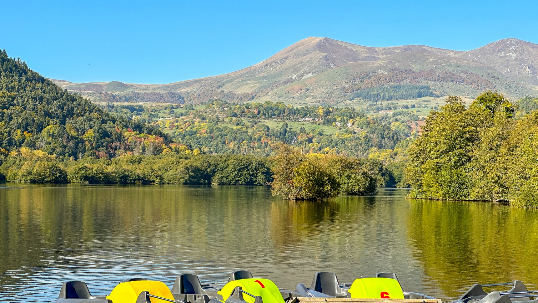 Massif Central, le Lac Chambon sous le Soleil d'Automne