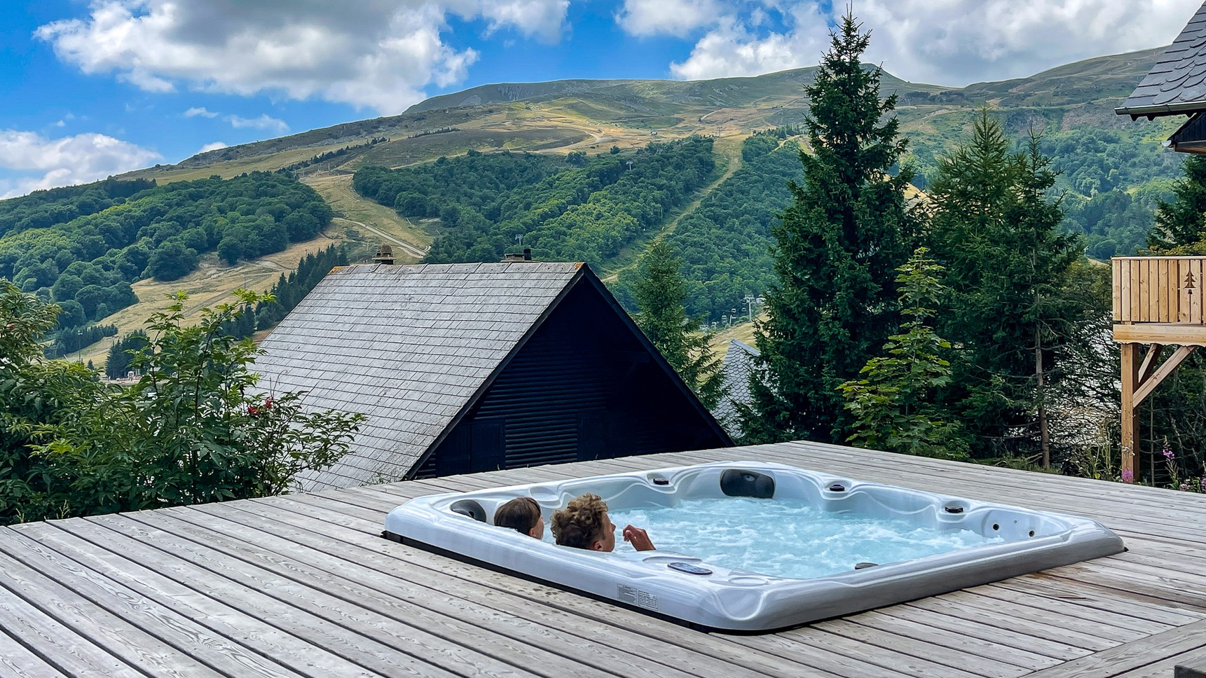 Chalet Spa Massif central avec vue sur les montagnes du Massif Central