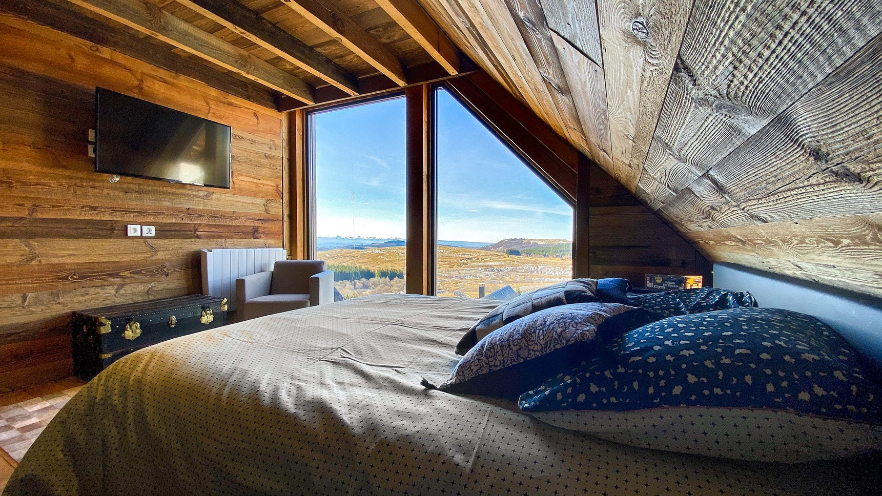 Chalet Massif Central, chambre du Chalet Cascade avec vue sur la Massif Central