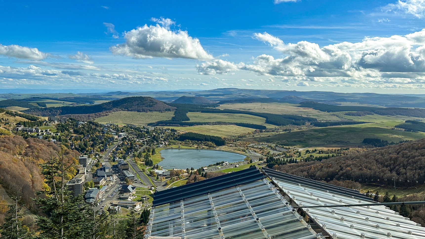 Tyrolienne Fantasticable a Super Besse en Auvergne, vue panoramique sur. Super Besse