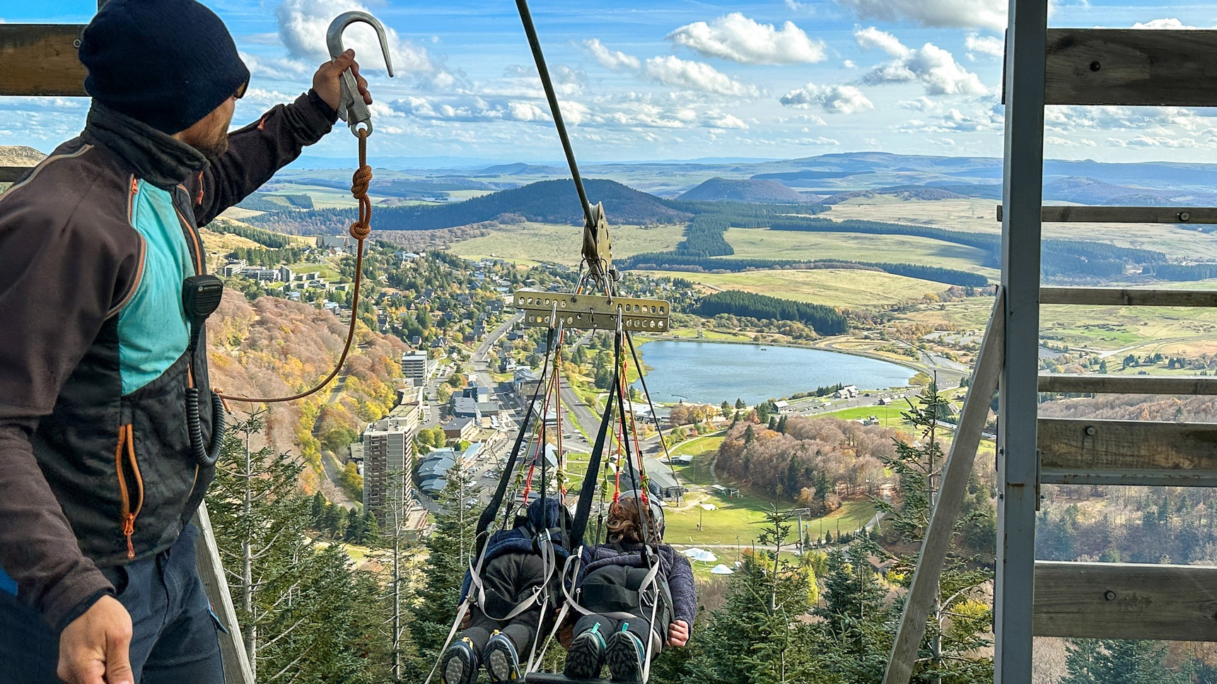 Tyrolienne a Super Besse, descente en Duo de la base de départ à Super Besse