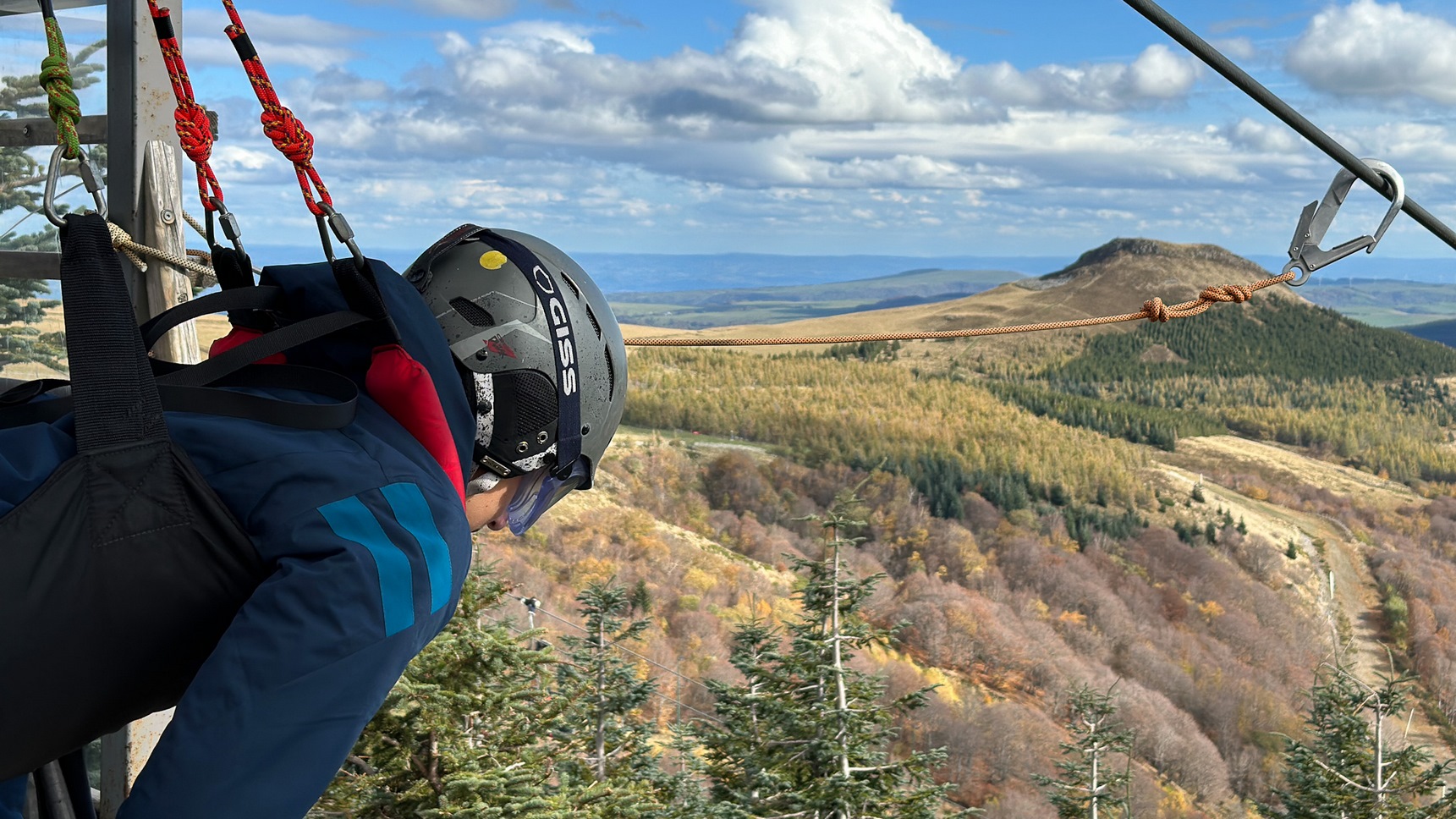 Tyrolienne Super Besse: 1600 mètres de descente à 120 Km/h