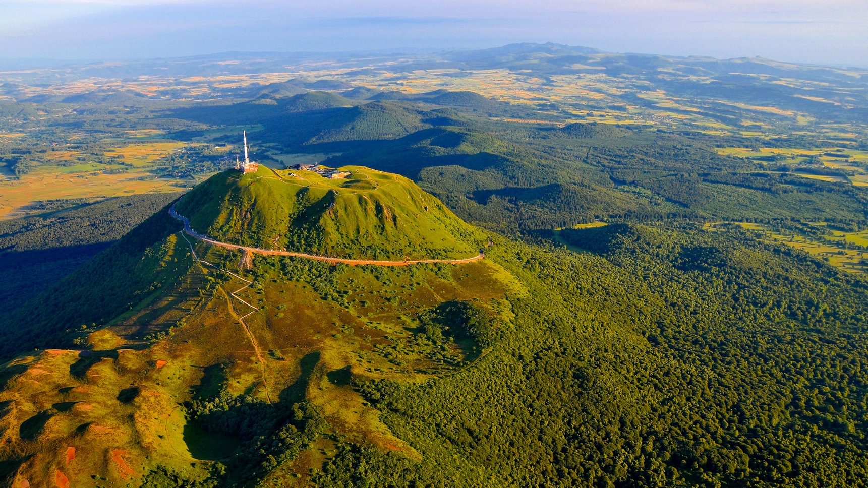 Col de Ceyssat: Survol du Sommet du Puy de Dôme et la chaîne des Puys