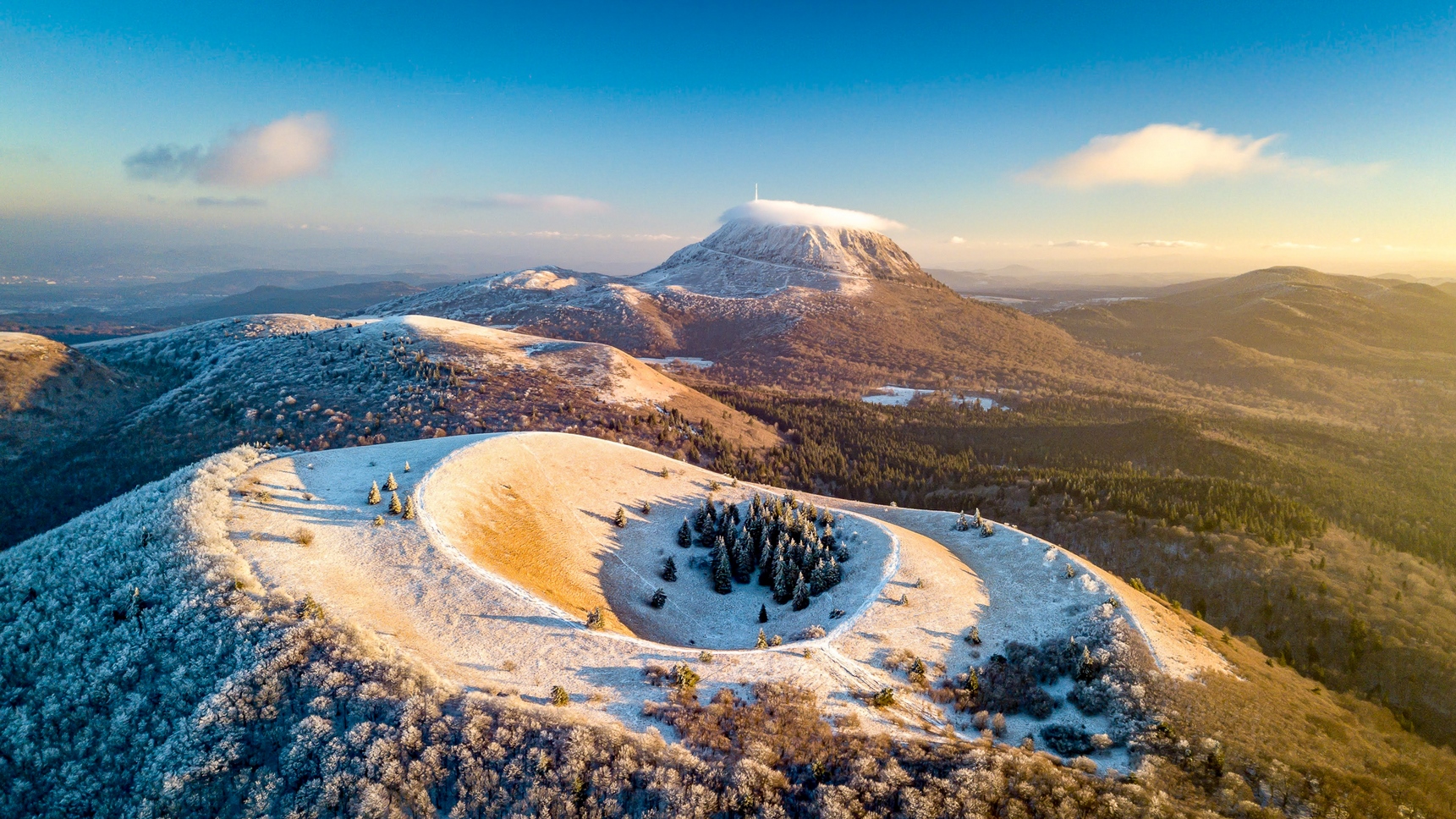 Les Volcans de la Chaîne des Puys avec une belle vue sur le Sommet du Puy de Dôme