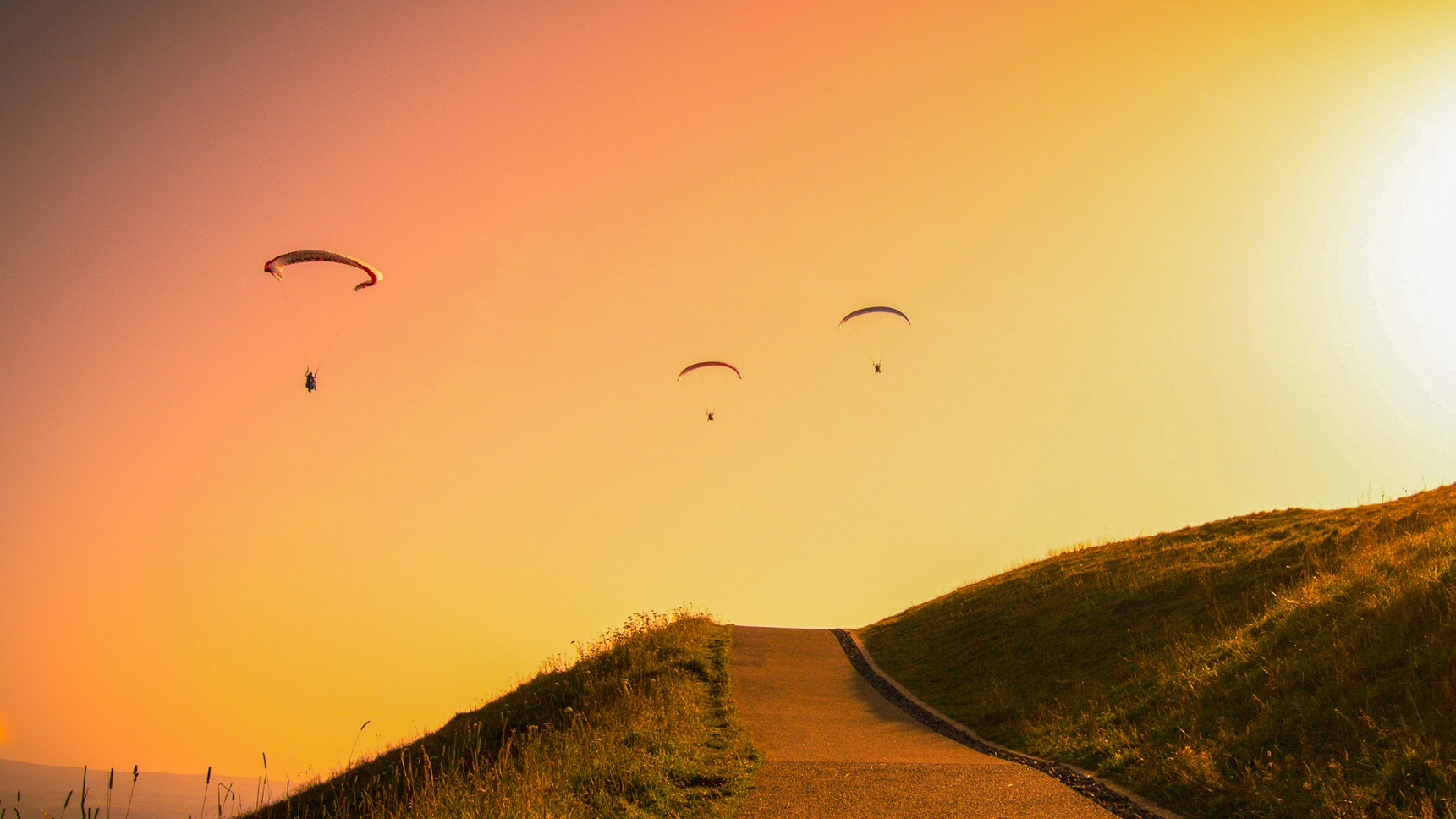 Au Sommet du Puy de Dôme, parapentiste au dessus du Sommet au coucher du Soleil