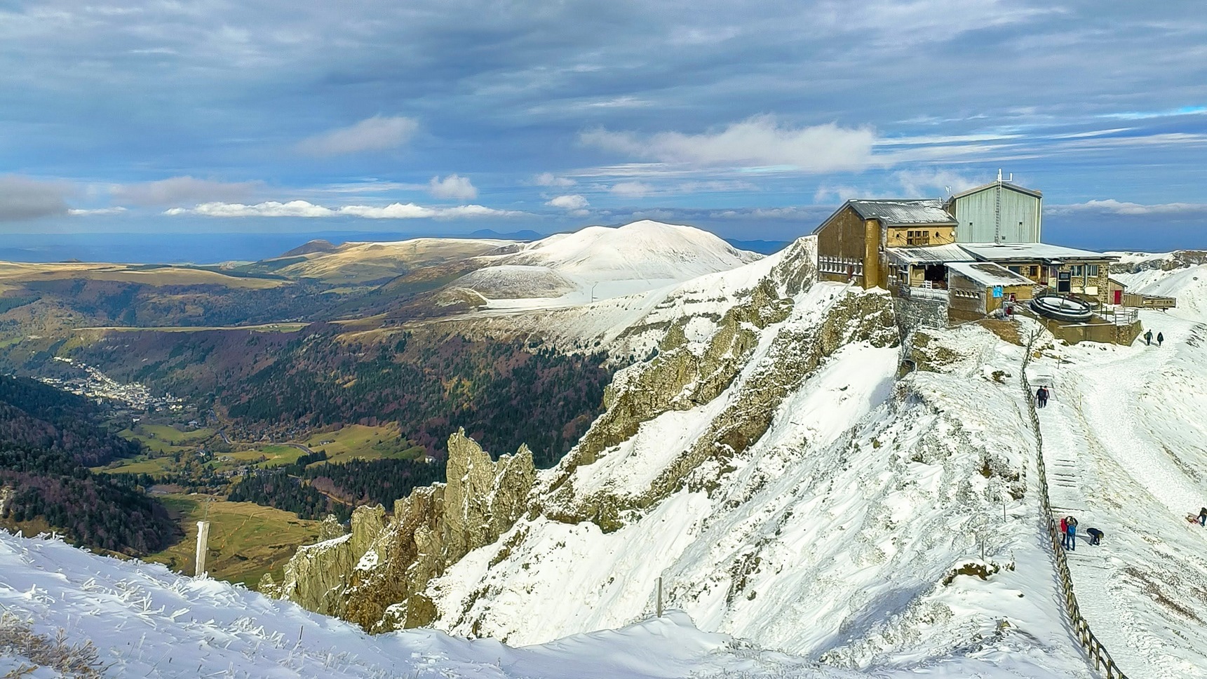 Telepherique du Sancy. premières neiges sur la Gare d'arrivée du Téléphérique.