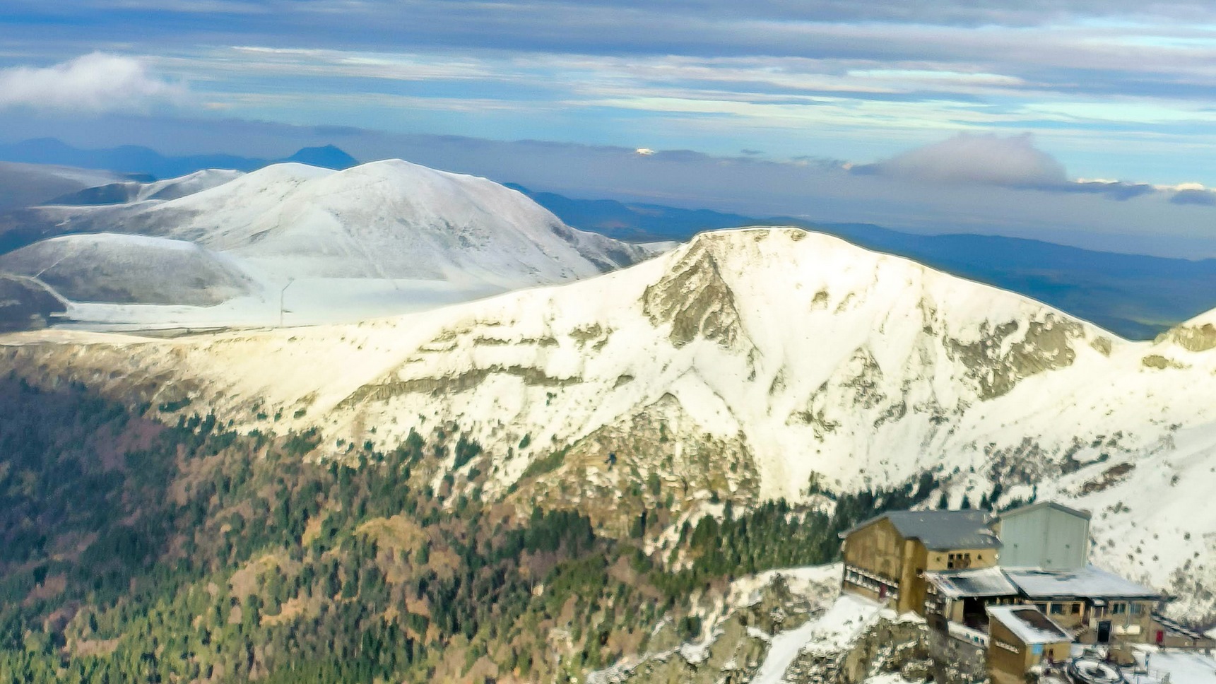 Puy de Sancy , le Roc de Cuzeau et le Massif Adventif sous la neige en novembre 2022
