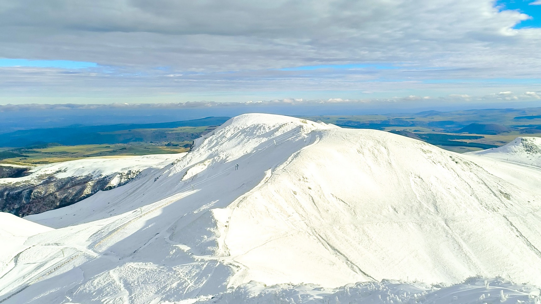 Massif du Sancy, le Puy Ferrand sous les premières neiges de Novembre