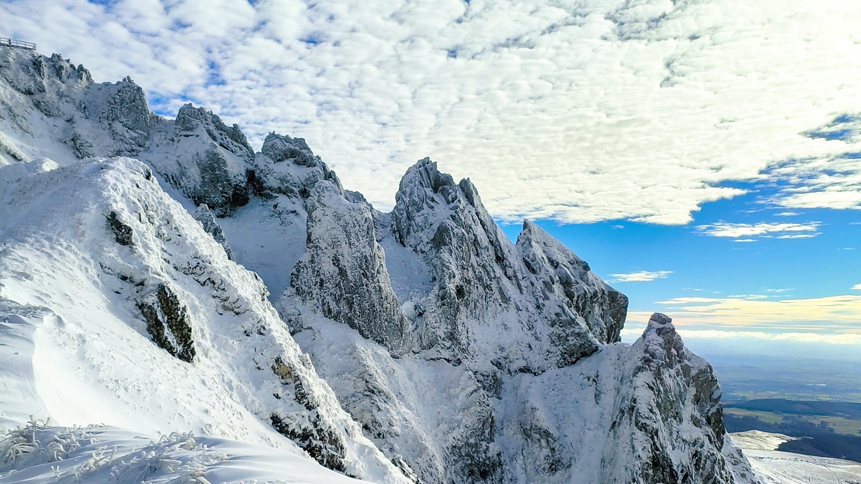 Puy de Sancy, les aiguilles du Puy de Sancy au premières neiges de novembre 2022