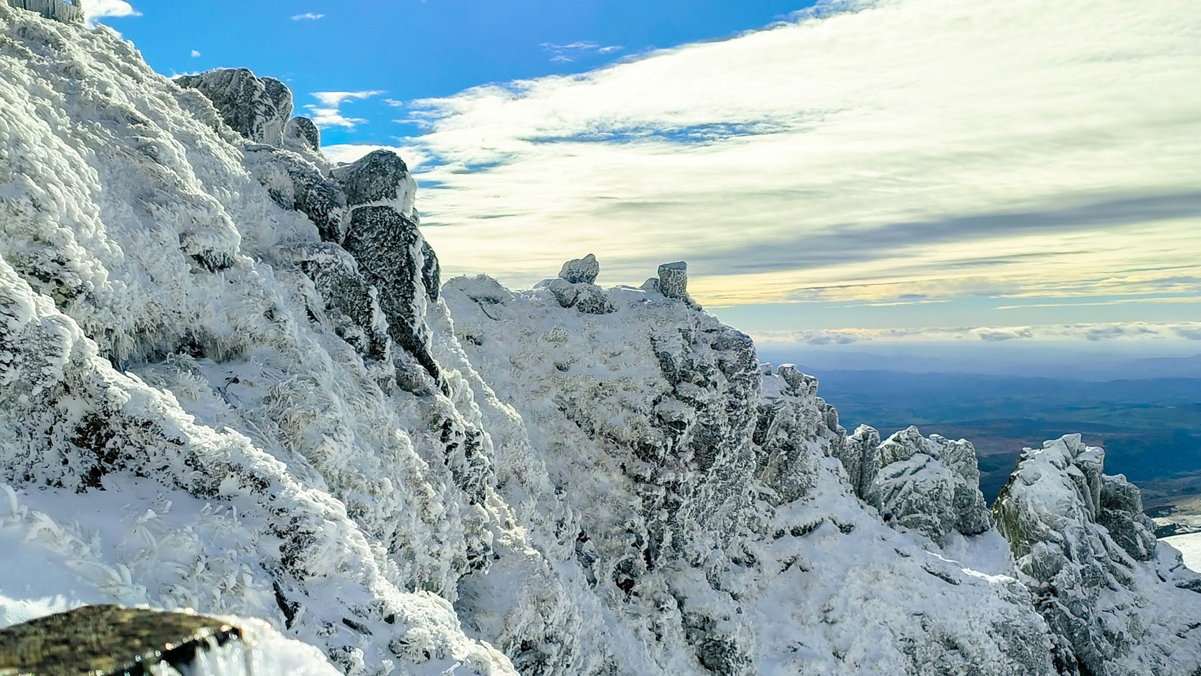 Puy de Sancy, les aiguilles du Puy de Sancy enneigé en novembre 2022