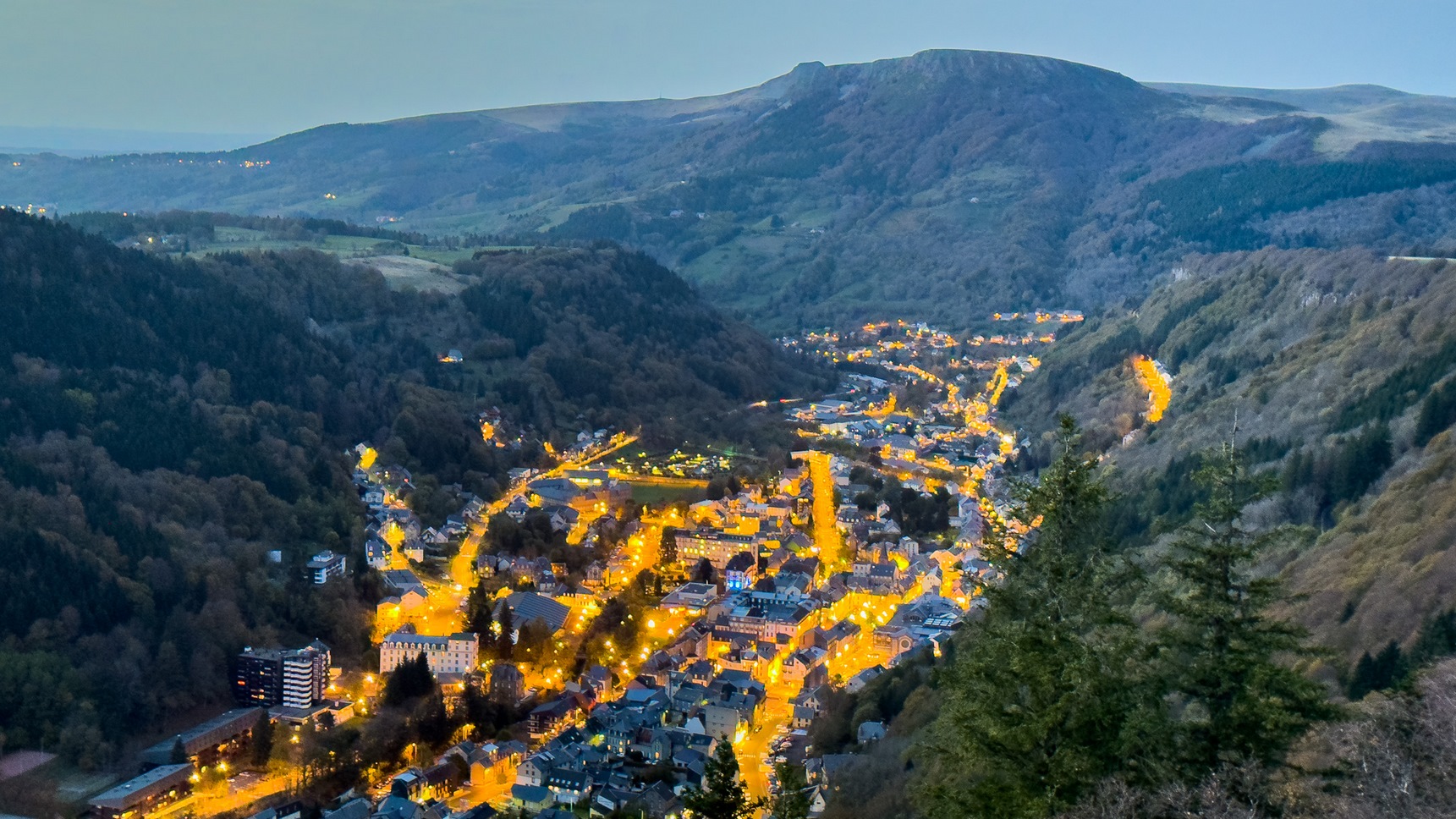 Plateau de la Grande Cascade, magnifique vue sur la ville du Mont Dore a la nuit tombante