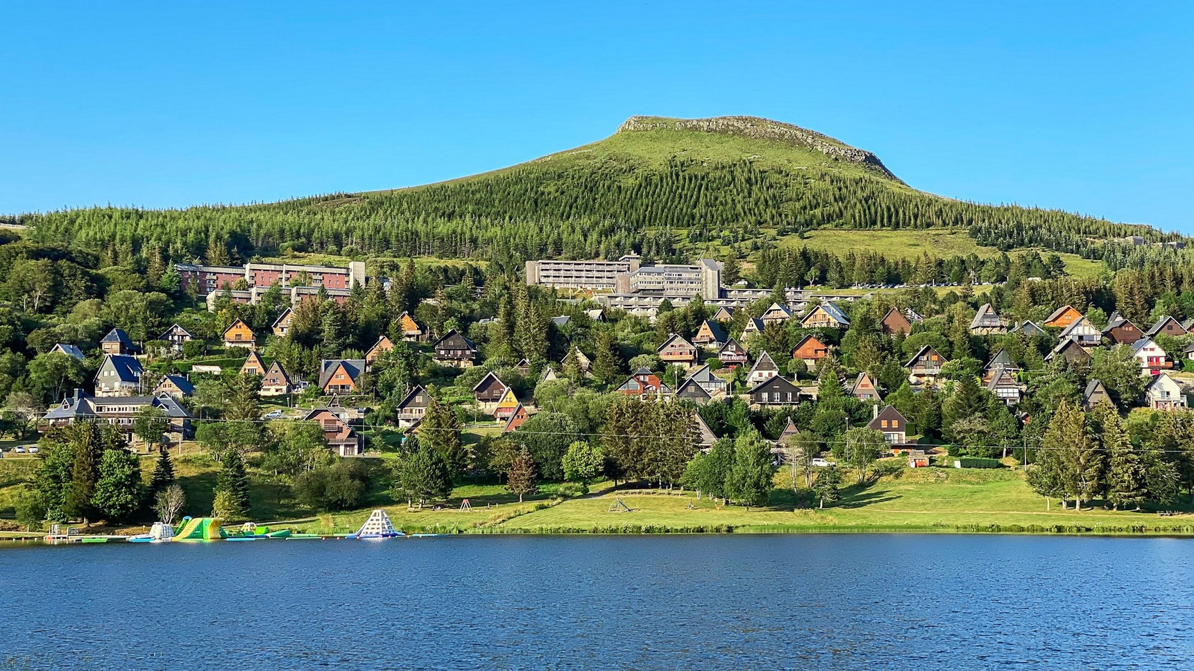 Super Besse, le village de chalet avec vue sur le Lac des Hermines