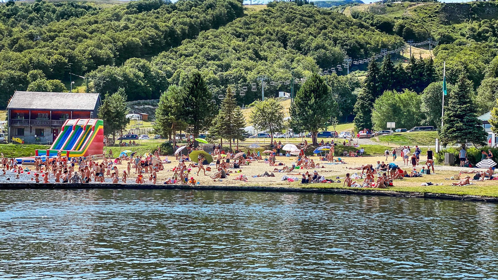 Super Besse, la plage sur le Lac des Hermines à Super Besse en Auvergne