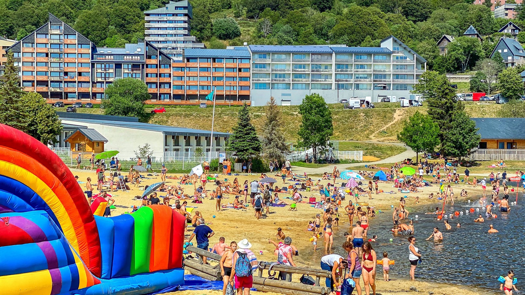 Super Besse, la superbe plage du Lac des Hermines à Super Besse