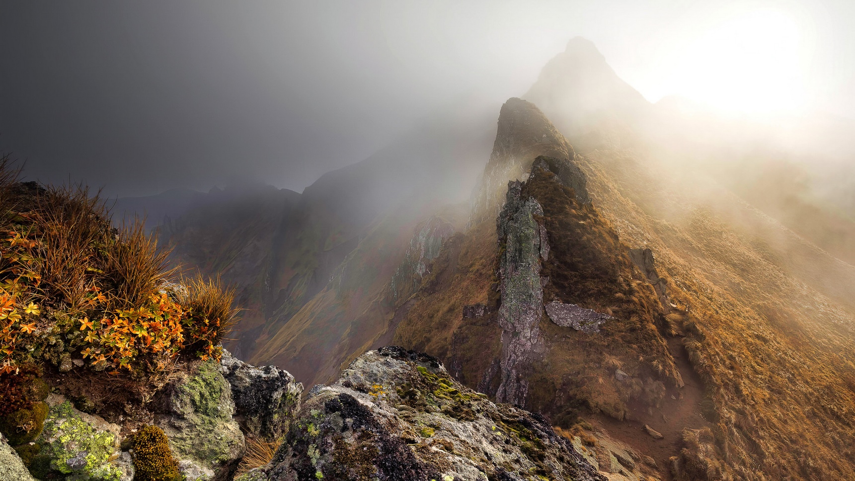 Découvrez le Massif du Sancy et le Puy de Sancy à l'Automne sous les nuages