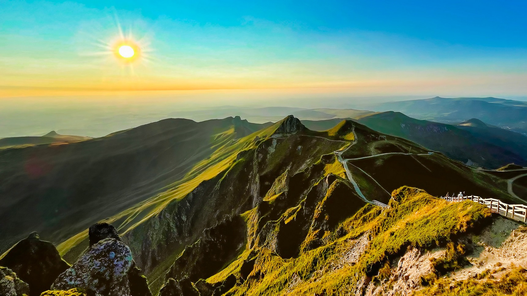 Massif des Dores, coucher de soleil au Puy de Sancy