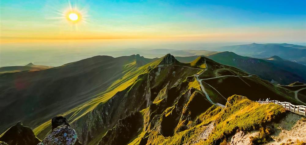 Massif des Dores, coucher de soleil au Puy de Sancy