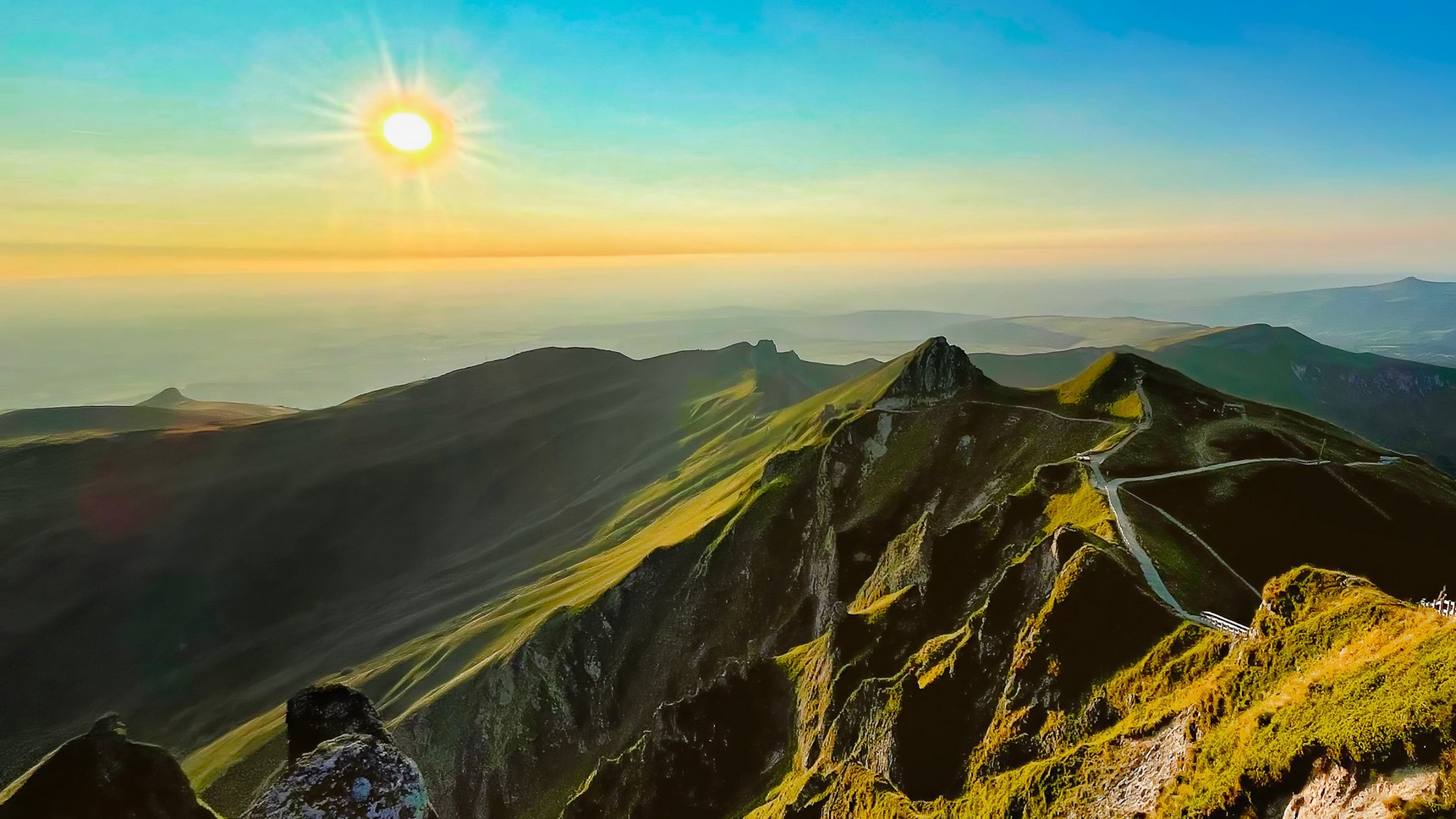 Au sommet du Puy de Sancy, coucher de soleil sur les sommets du Massif du Sancy