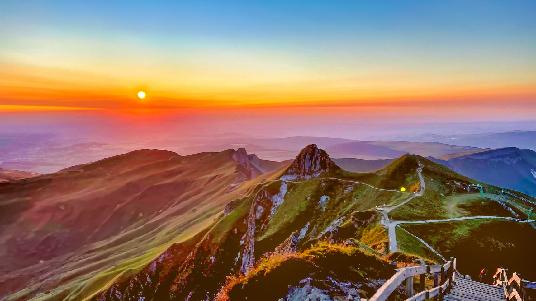 Puy de Sancy, coucher de soleil sur le Massif des Dores
