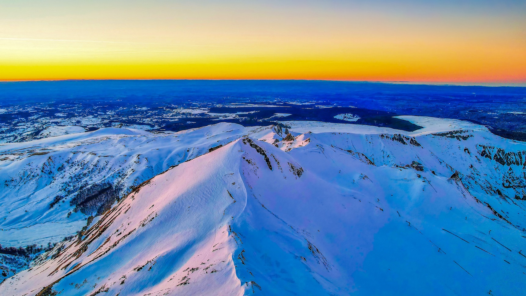 Coucher de soleil sur le Puy de Sancy enneigé