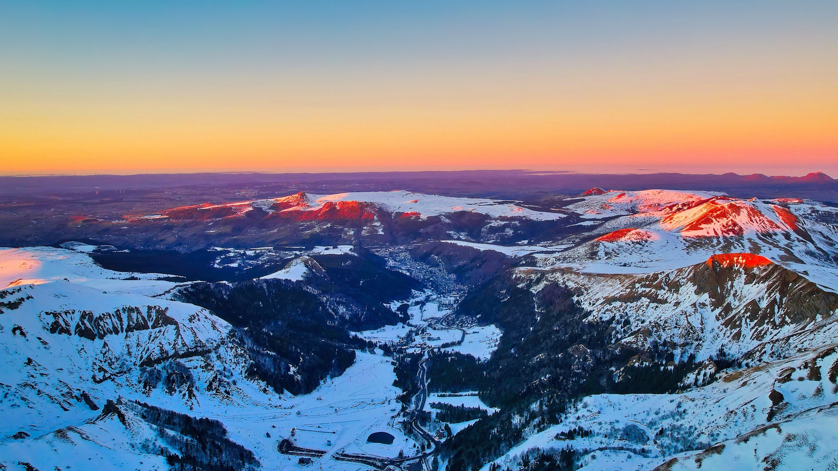 Puy de Sancy, la vallée du Mont Dore au Coucher du Soleil