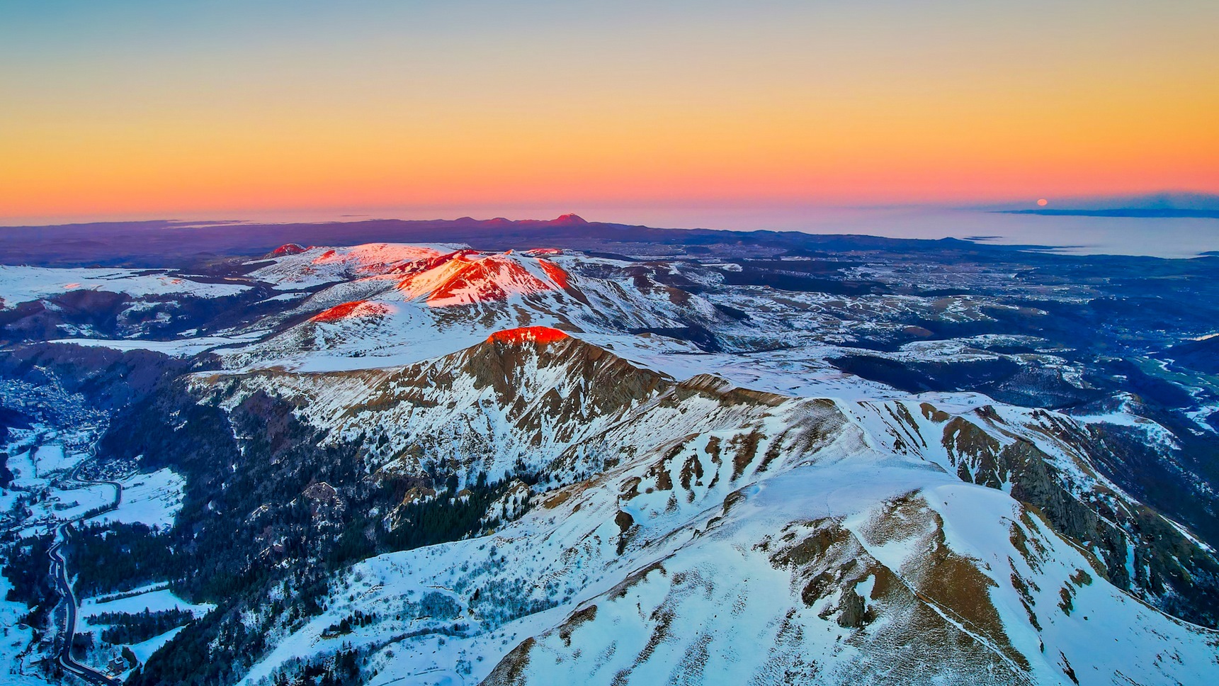 Puy de Sancy, coucher de soleil sur le Puy des Crebasses, le Roc de Cuzeau, le Puy de Cacadogne et le Massif Adventif