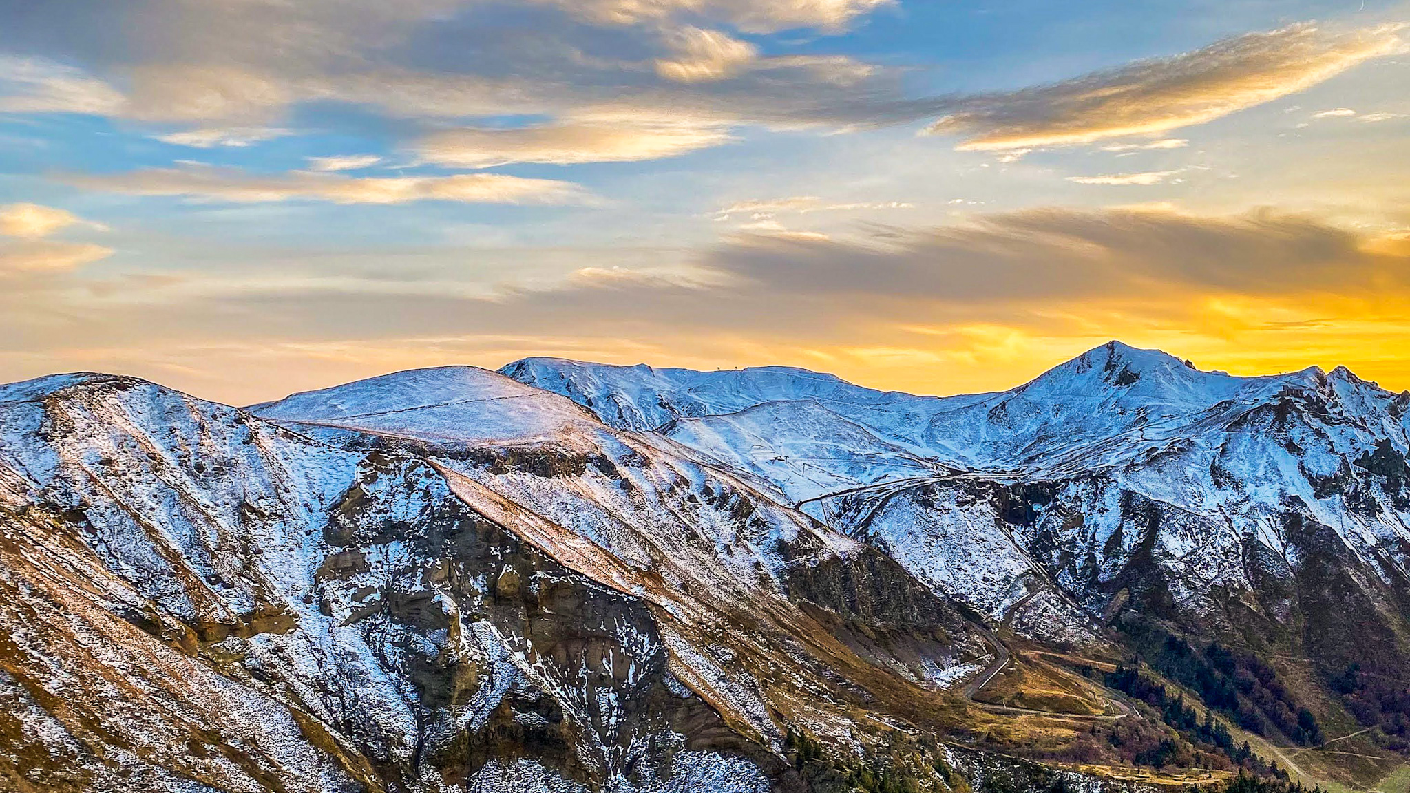 Roc de Cuzeau, coucher de soleil sur le Puy de Sancy enneigé