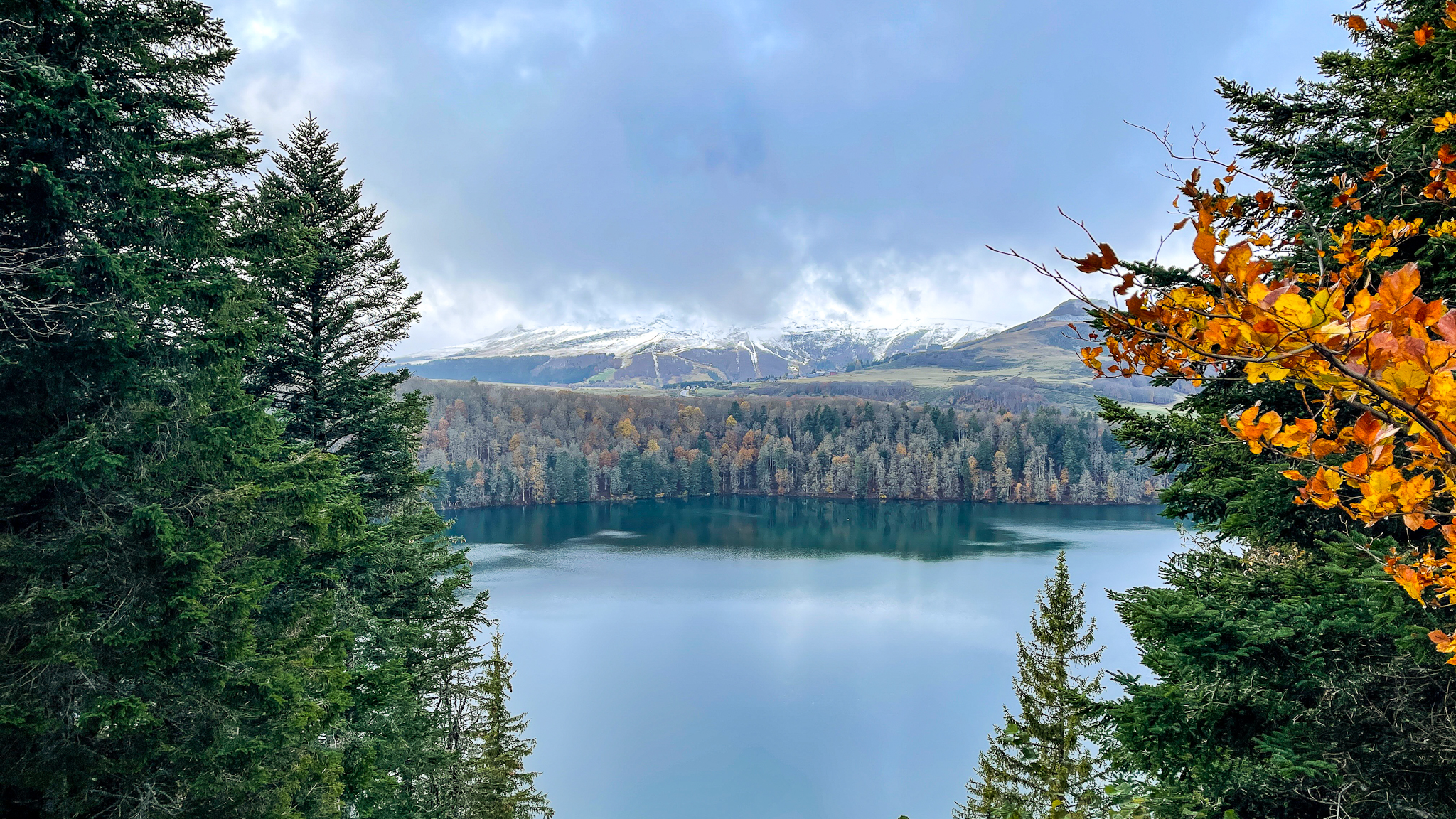 En Automne, le lac Pavin et les belles couleurs des arbres