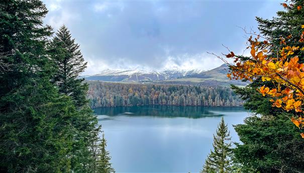 En Automne, le lac Pavin et les belles couleurs des arbres
