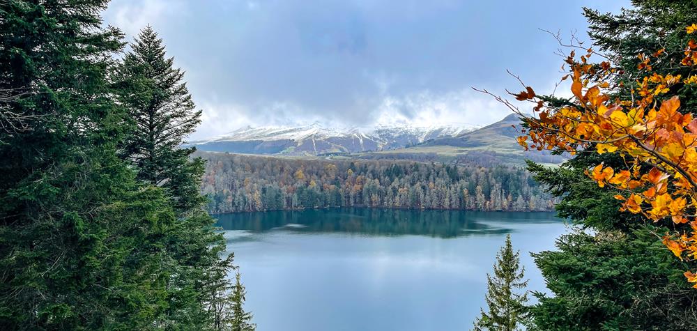En Automne, le lac Pavin et les belles couleurs des arbres