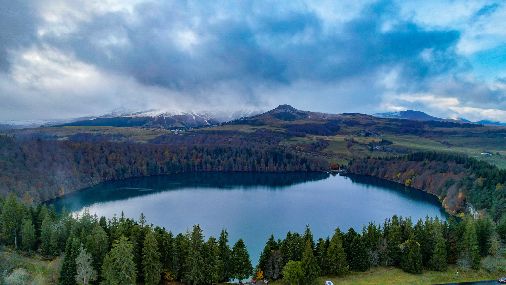 Auvergne, le Lac Pavin sous ses couleurs automnales