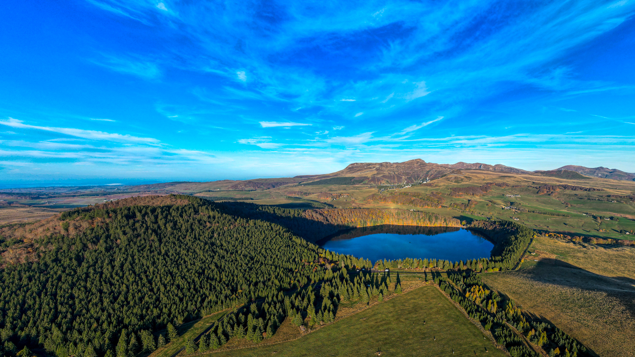 en Automne, le Lac Pavin et le Puy de Montchal