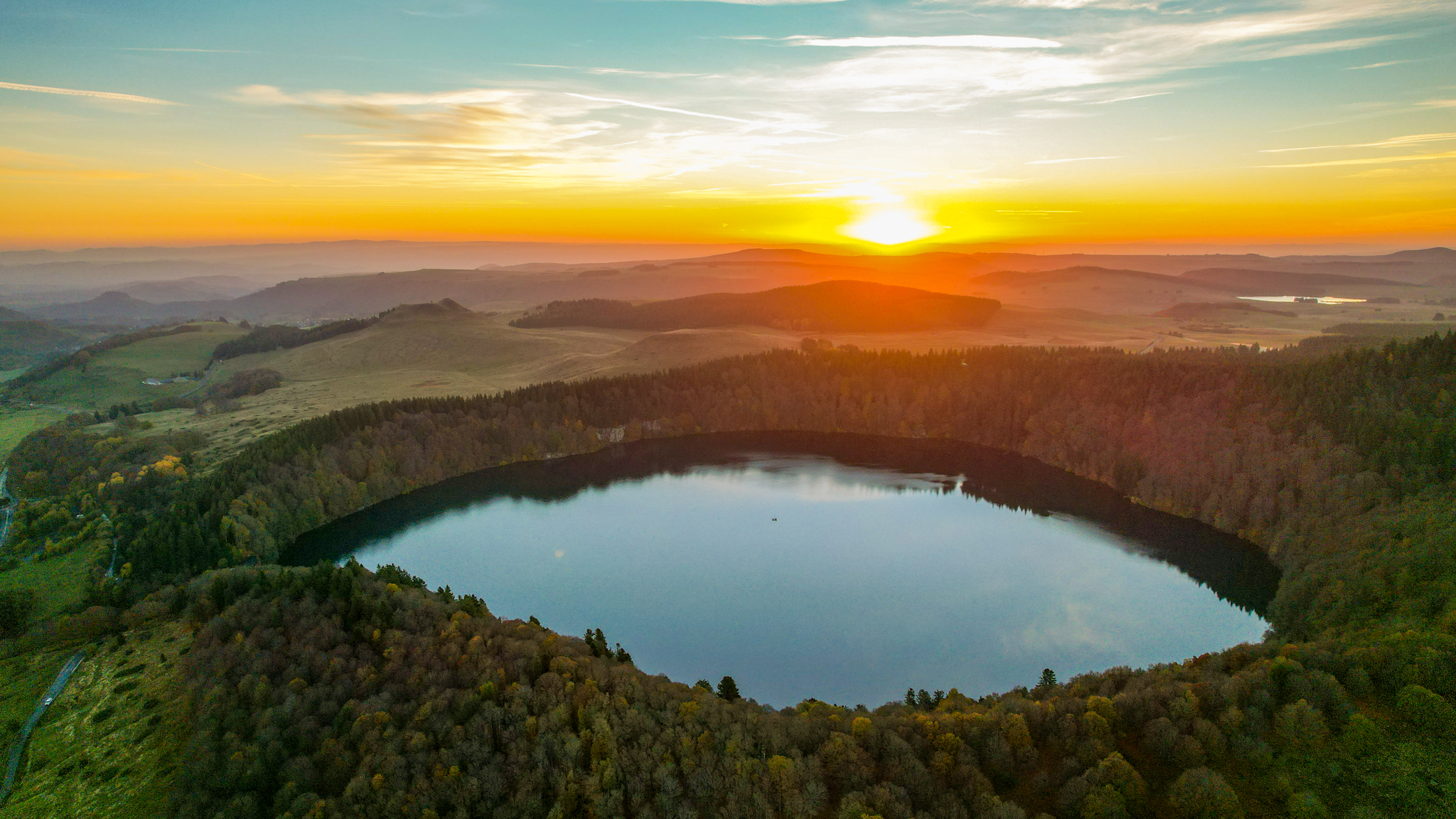 Lever de soleil à l'automne sur le Lac Pavin