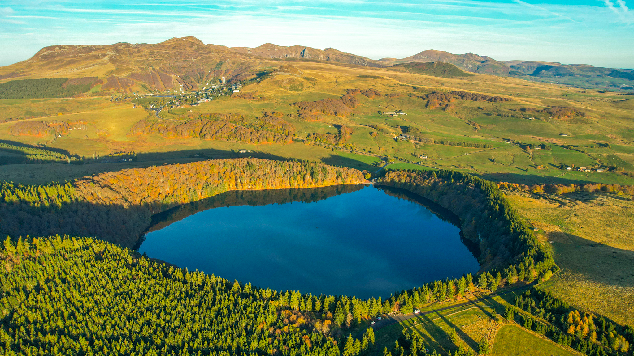 Vue aérienne du Lac Pavin En automne