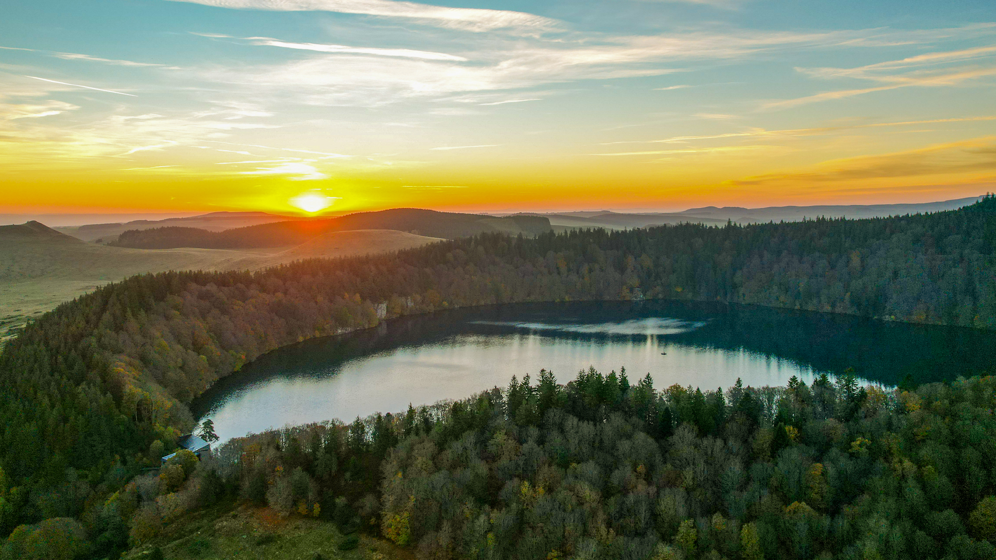 Lever de soleil en octobre sur le Lac Pavin