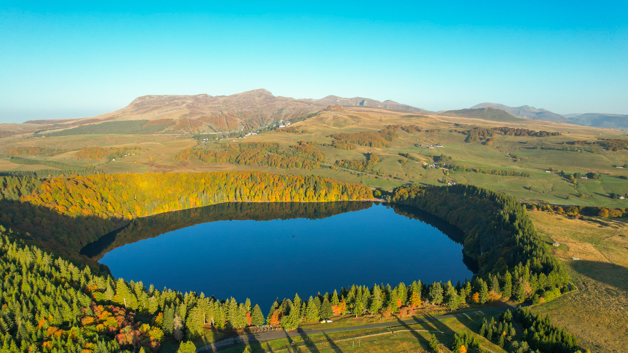 Couleurs matinales sur le Lac Pavin à l'Automne