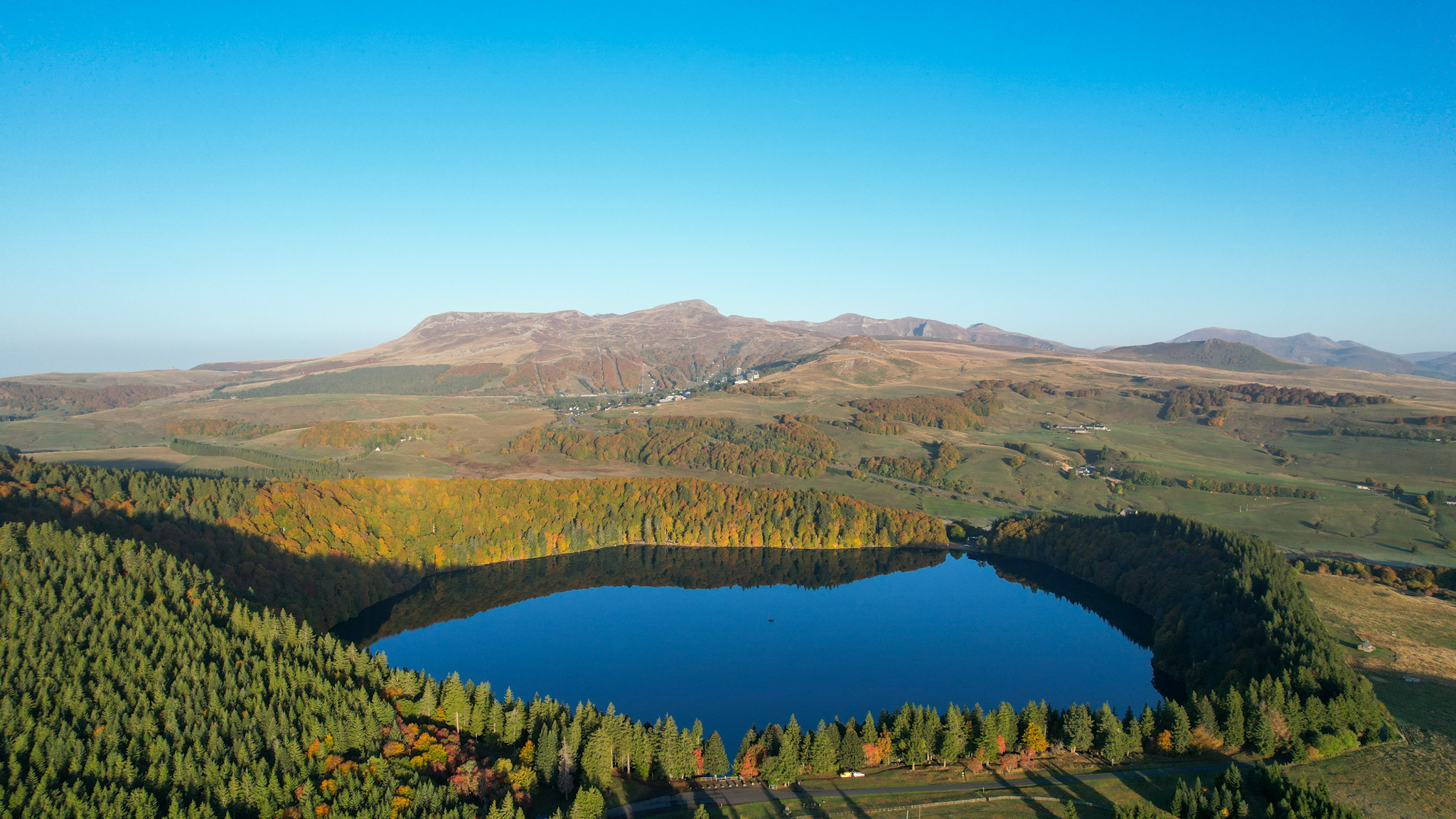 vue aérienne du Lac Pavin sous ses couleurs automnales
