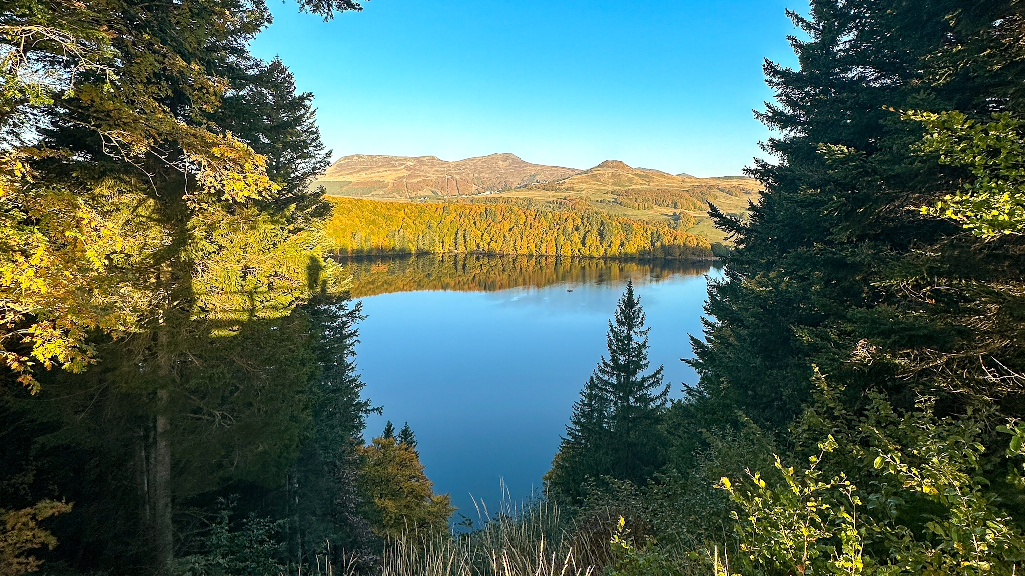 le Lac Pavin, les couleurs magistrales de l'Automne