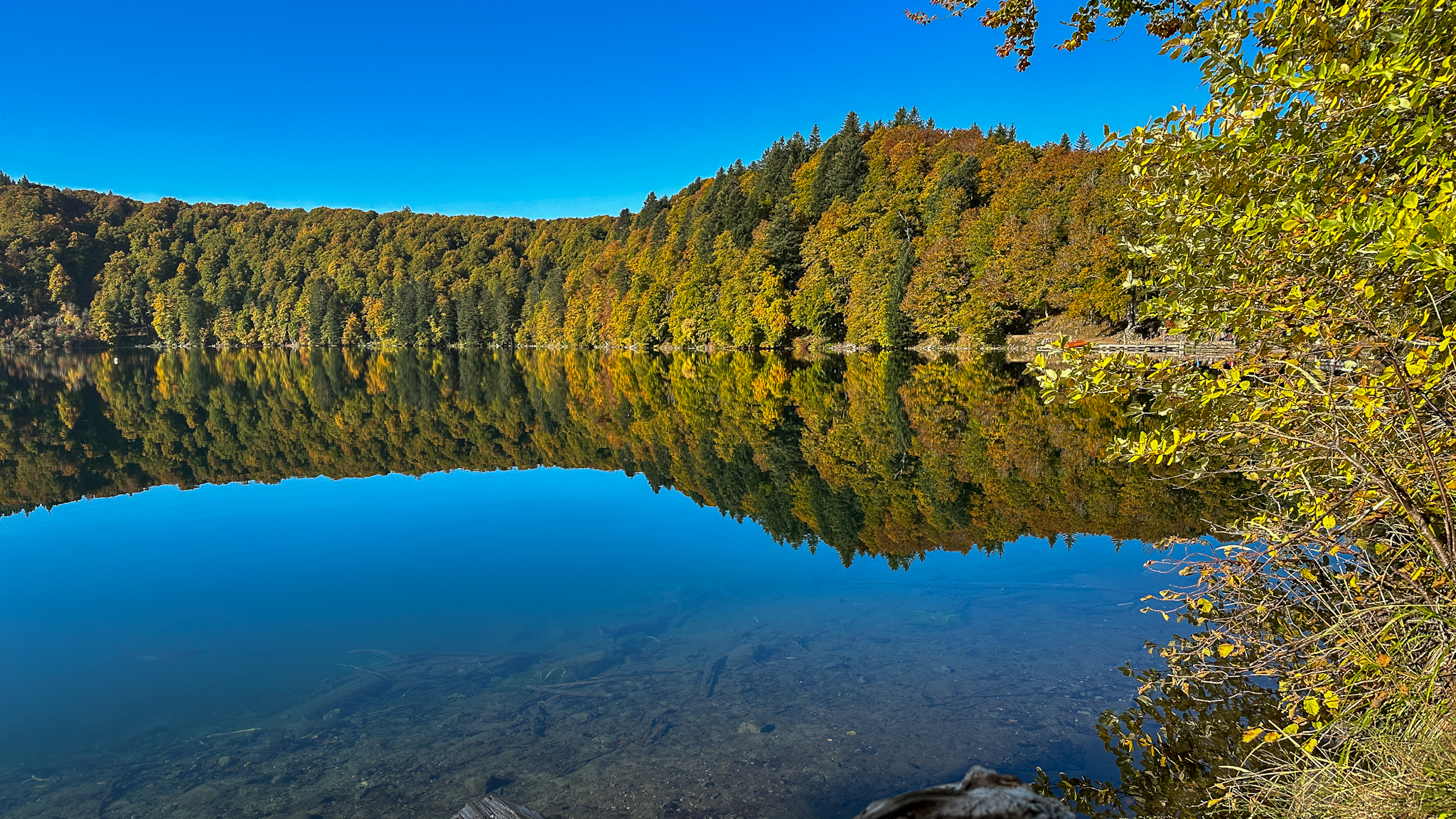 Magnifiques reflets sur les eaux du Lac Pavin