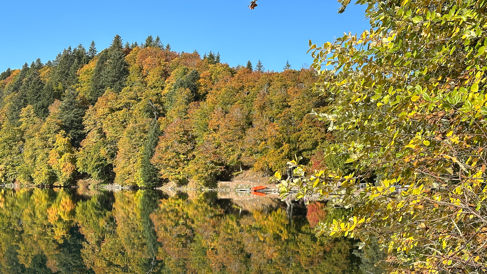 Lac Pavin, belles couleurs des arbres
