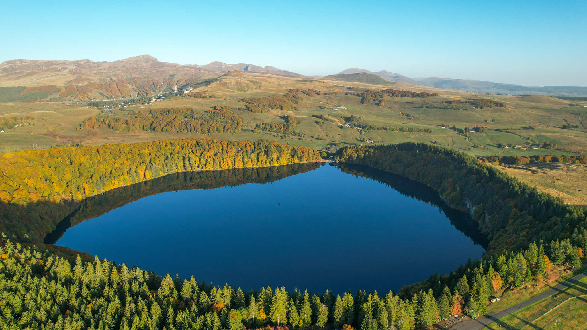 Lac Pavin, panorama sur le Massif du Sancy et Super Besse