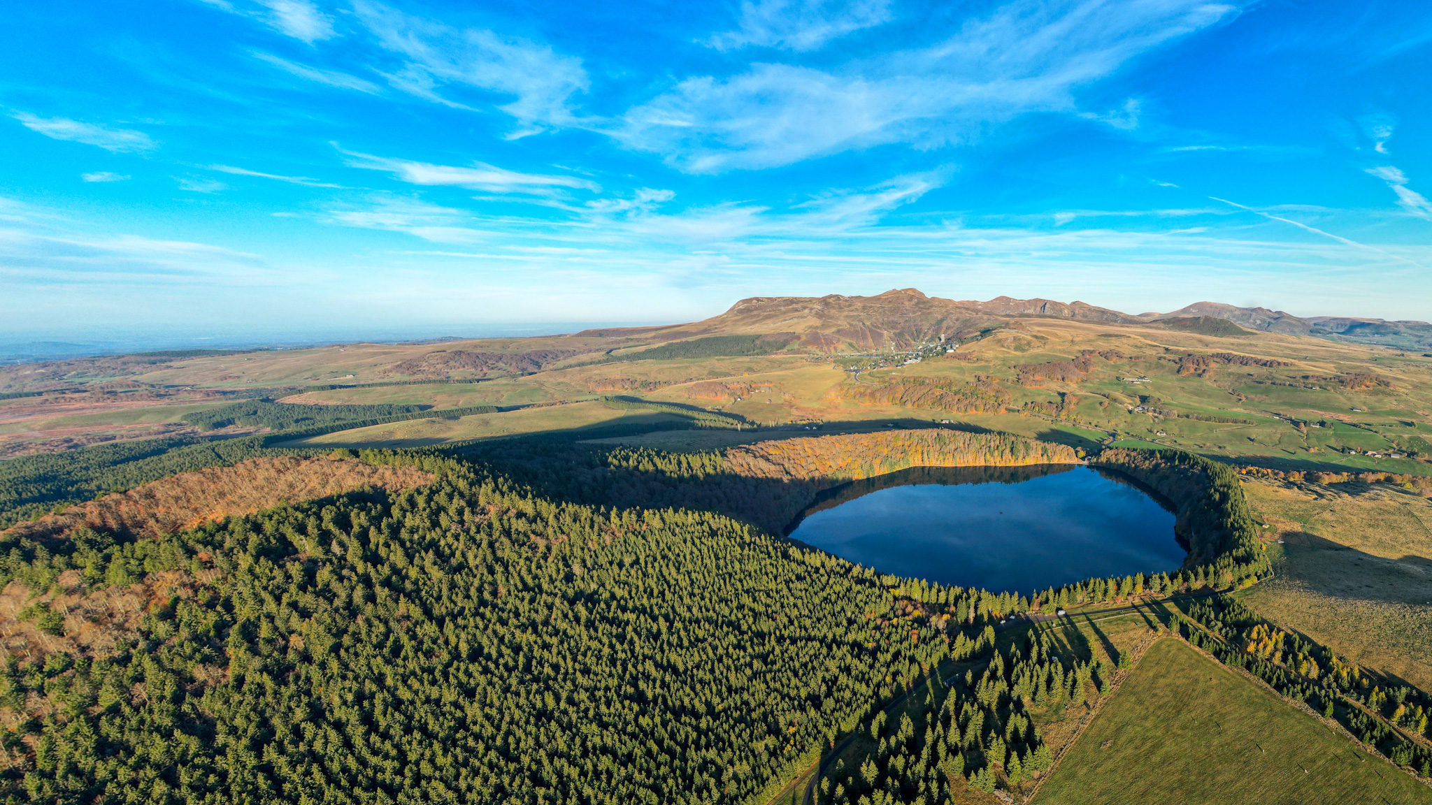 Puy de Montchal et le Lac Pavin et le Massif du Sancy