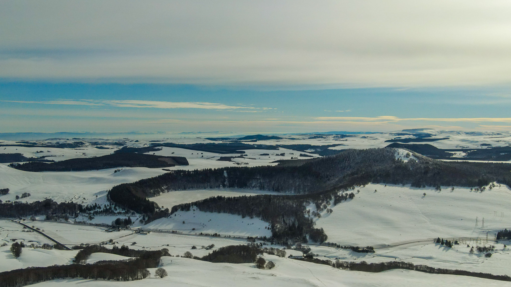 Super Besse, vue sur le Lac Pavin gelé