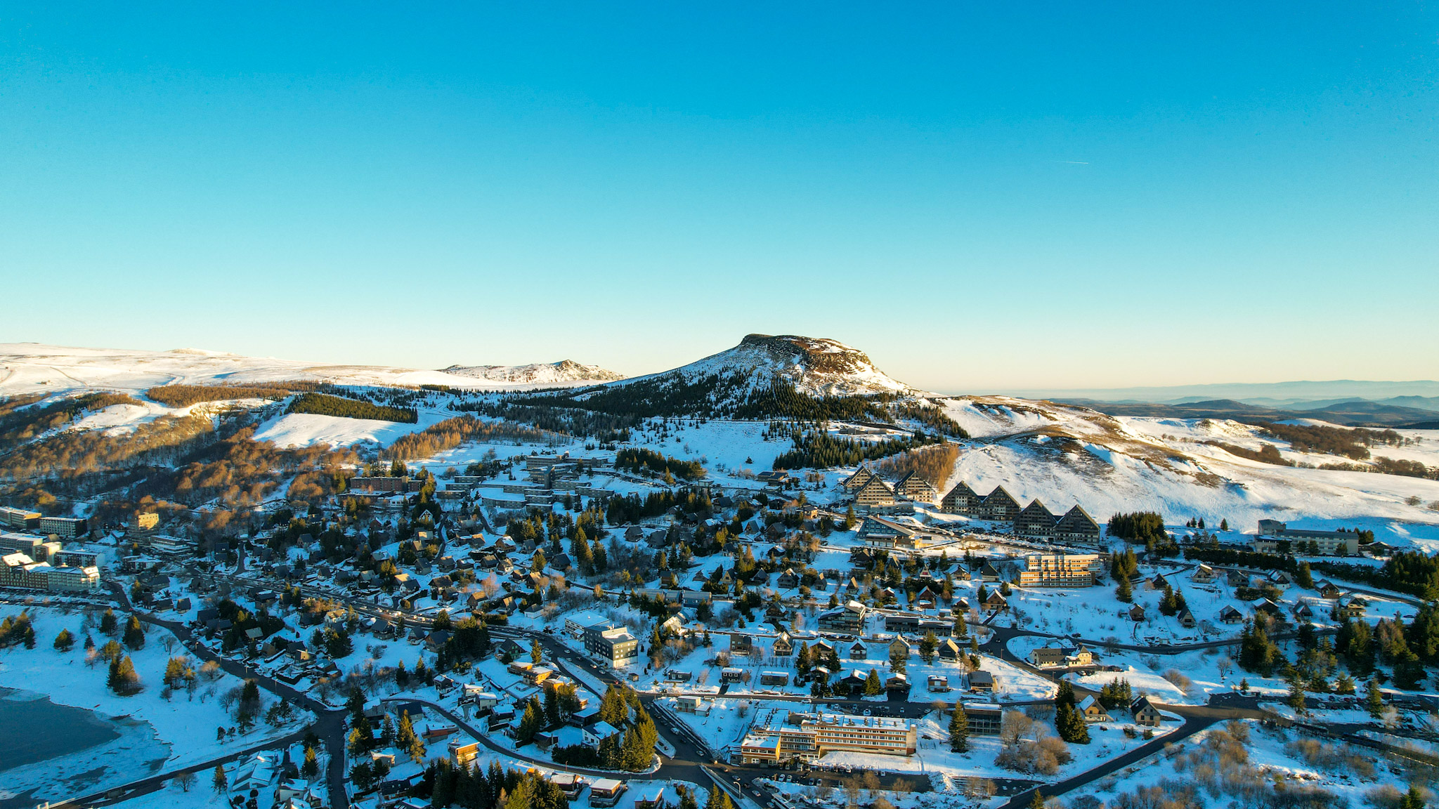 Super Besse vue du Ciel, le Puy du Chambourguet sous les rayons du soleil au lever du jour