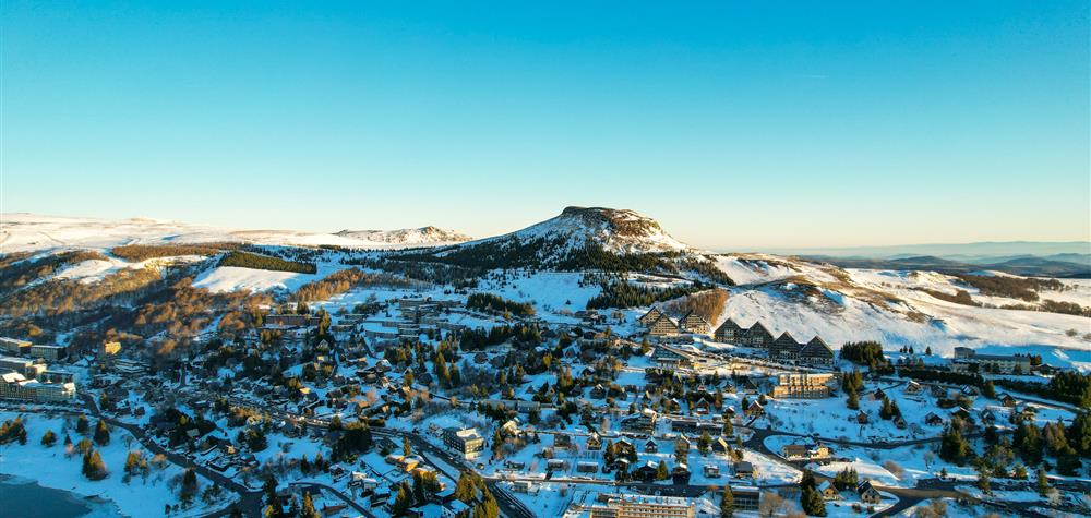 Super Besse vue du Ciel, le Puy du Chambourguet sous les rayons du soleil au lever du jour