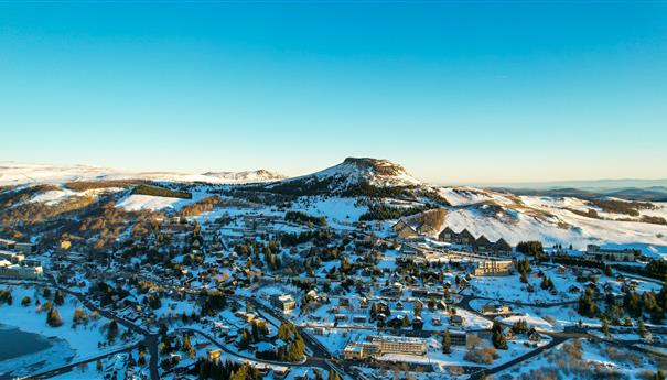 Super Besse vue du Ciel, le Puy du Chambourguet sous les rayons du soleil au lever du jour