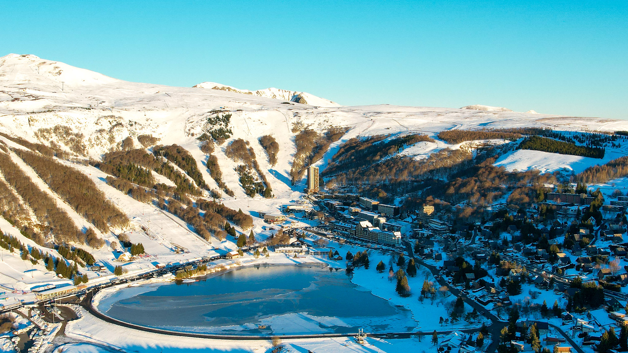 Super Besse vue du ciel, panorama sur Super Besse au lever du Jour