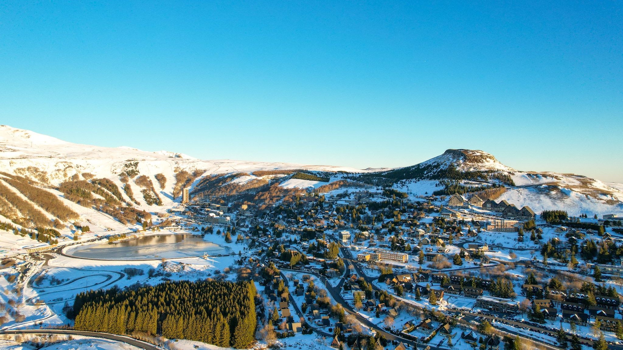 Lever du Soleil sur le Lac des Hermines et le centre ville de Super Besse