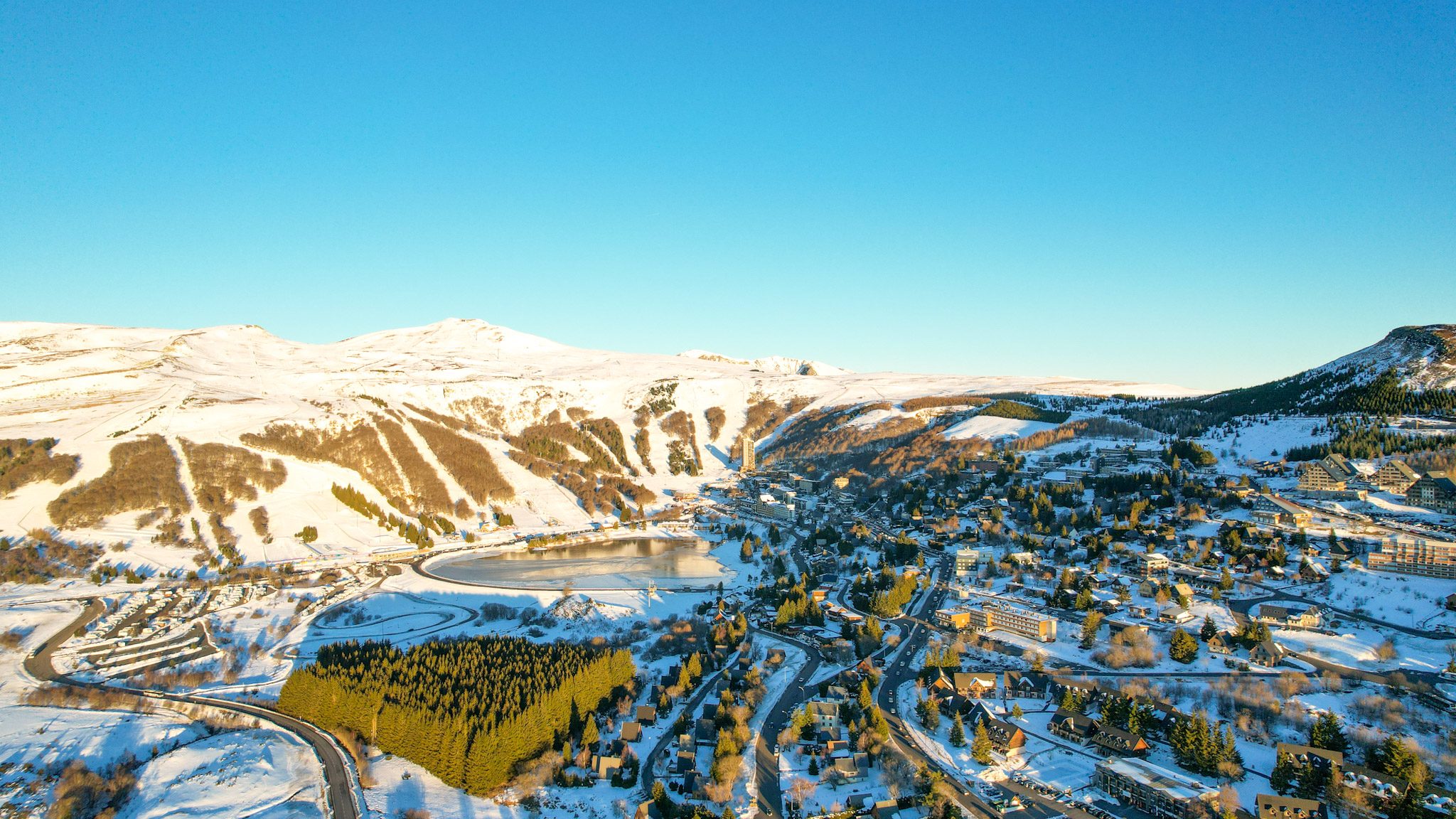 Super Besse vue du ciel, l'Aire de camping-car de Super Besse et le Lac des Hermines sous la neige