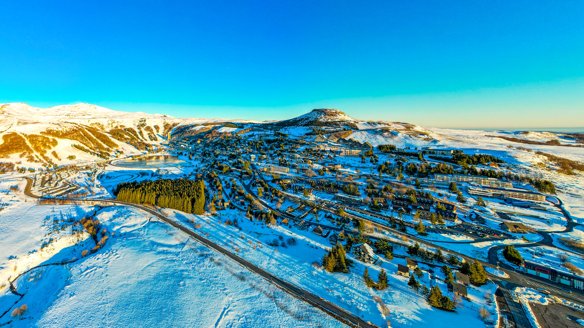 lever du jour sur Super Besse vue du ciel sous la neige